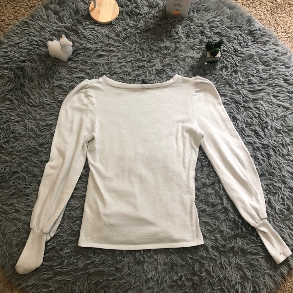 Really comfy white sweater from ALYA in a women’s small 🤍🫶🏻